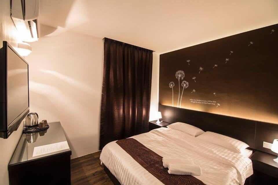 The Grace Hotel Muar Exteriör bild